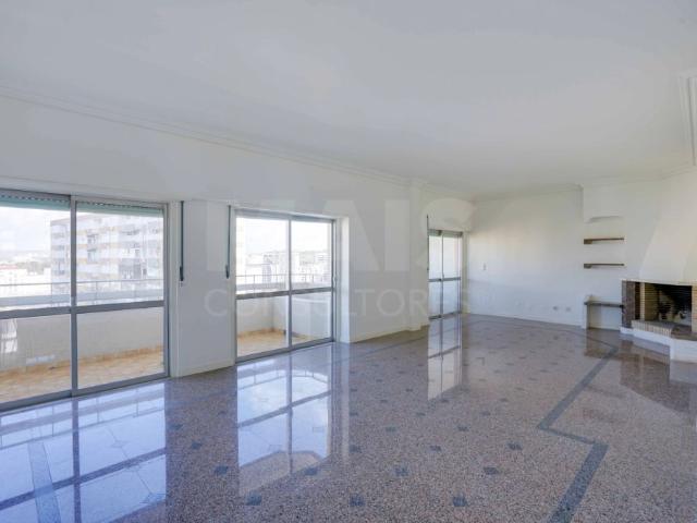 T5 Junto ao metro do Lumiar com garagem e varandas