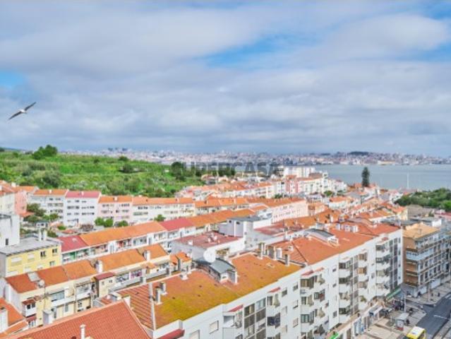 T5 para Venda em Cacilhas com Vista Rio e 2 Elevadores