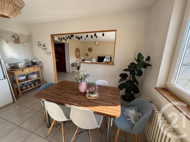 T5: Superbe appartement en plein cœur du bourg sur la place desservant.