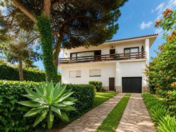 T6+1 em 1066 m2 de tranquilidade, para remodelar ou investir 270m² Alfragide
