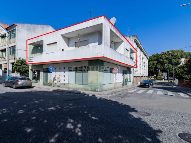 T6 com 240 m² em Alcanena | 2 entradas independentes | Potencial de investimento