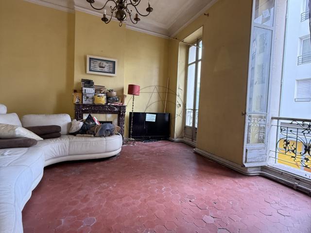 T 4 100 m2 à rénover, terrasse et vue Notre Dame de la Garde