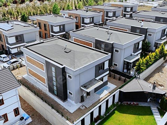 TAÇ BAĞLICA'DA TAMAMINA KREDİ FULL YAPILI LÜKS TRİPLEKS VİLLA
