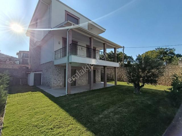 Taş Emlak'tan Cunda'da Deniz Manzaralı Tripleks Villa