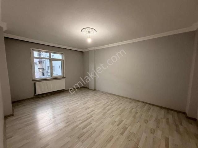 Taşkın Gayrimenkul'den Kiralık 2+1 Ara Kat Bekara Uygun