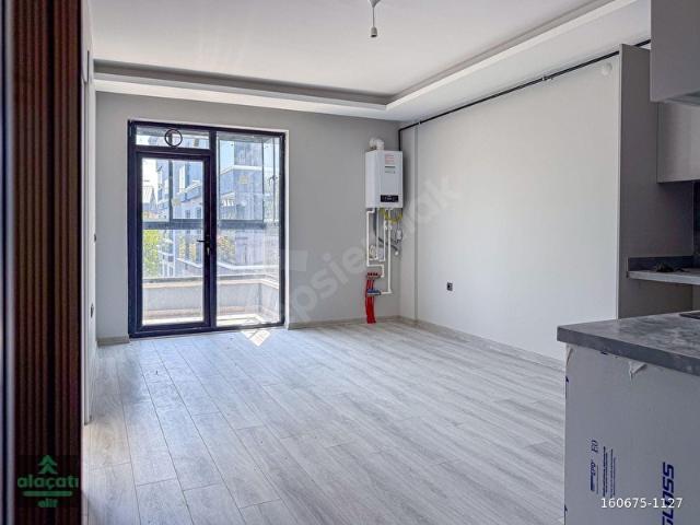 Taşpınar'da İncek Bulvara Yakın Katta Cam Balkonlu Kiralık 1+1