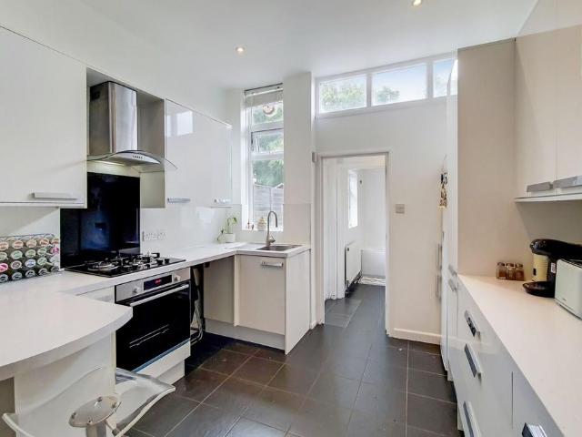Tamworth Lane, Mitcham, CR4 2 bed house to rent £2,150 pcm £496 pw