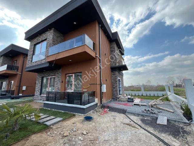 Geniş Yeşil Alanlı,tam Müstakil,özel Yapım,lüks Villa