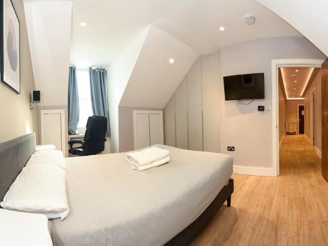 Tamarind Court, Sanders Lane NW7, 2 bed flat to rent, £3,699 pcm | PrimeLocation