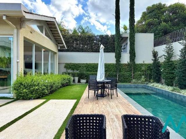 Tamboré 11 — Casa com 4 Suítes, Piscina Aquecida e Vista para a Mata