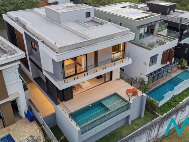 Tamboré 11 — Casa de Design Arrojado com 4 Suítes e Borda Infinita