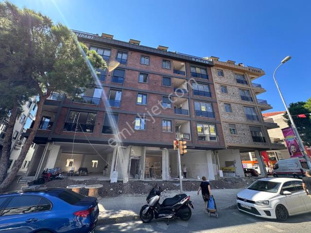 Tamiş'den Küçükyalı'da Cadde Üzeri İşyerine Ve Konuta Uygun 2+1