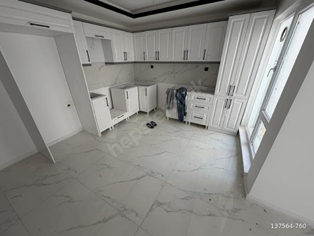 !TAMKOÇDAN SATILIK SIFIR BİNADA CADDE OKUL YAKINI KİLERLİ 2+1