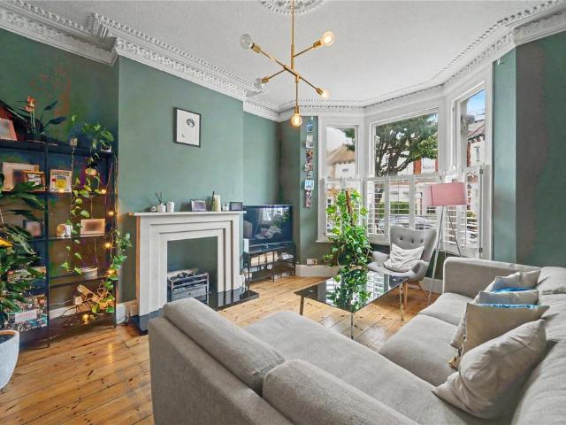 Tantallon Road, SW12 2 bed apartment to rent £3,300 pcm £762 pw