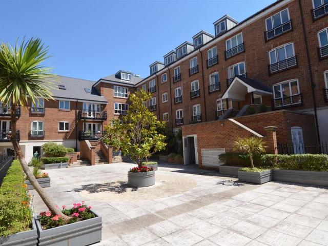 Tanyard House, Brentford Lock, TW8 2 bed apartment to rent £2,300 pcm £531 pw