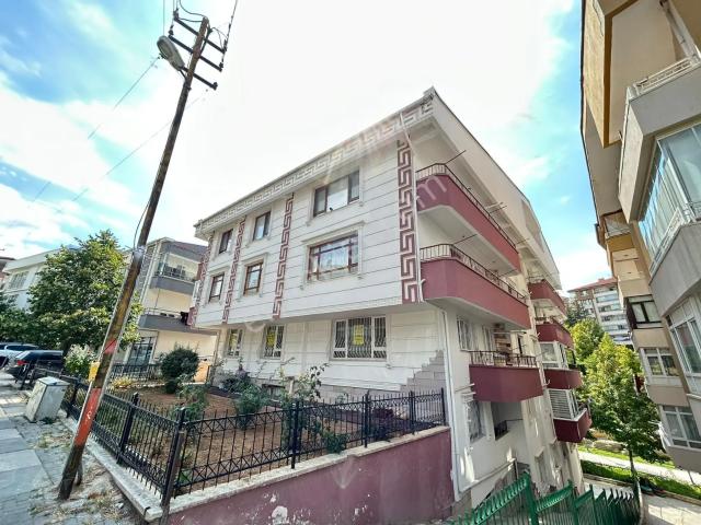 Taner'den Dikmen Sokullu'da 2+1 Salon Bağımsız Arakat Yüksek Giriş Ön Cephe