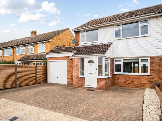 Tanglyn Avenue, Shepperton, TW17 3 bed house to rent £2,750 pcm £635 pw