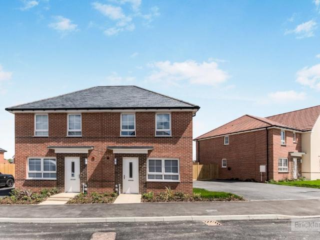 Tangmere Road, HAILSHAM, BN27 3 bed semi detached house to rent £1,650 pcm £381 pw