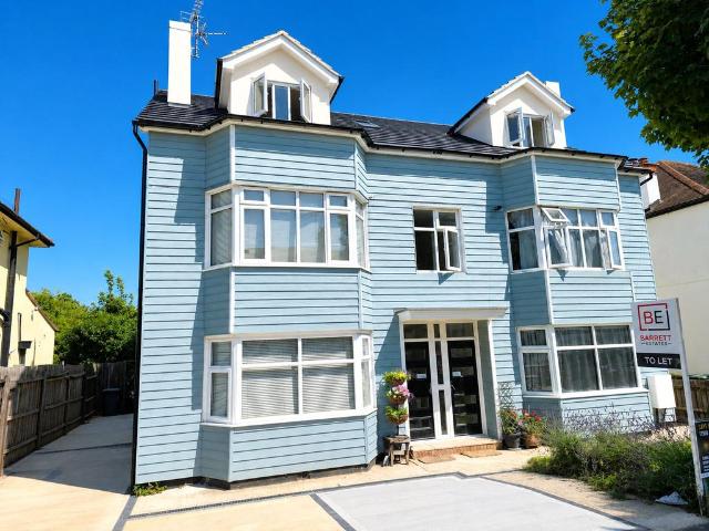Tankerville Drive, Leigh on Sea. 2 bed penthouse to rent £2,250 pcm £519 pw