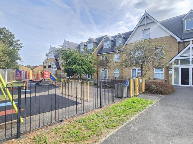 Tanners Close, Dartford, DA1 2 bed flat to rent £1,650 pcm £381 pw