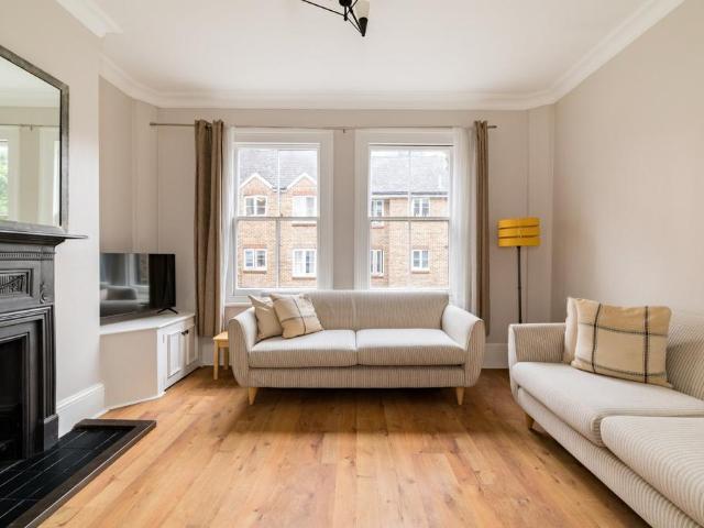 Tabard Street, London, SE1 2 bed terraced house to rent £4,500 pcm £1,038 pw
