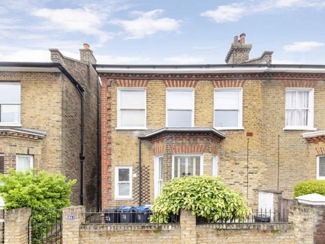 Tabor Grove, London SW19 2 bed flat to rent £2,500 pcm £577 pw