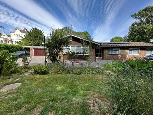 Tadworth 4 bed detached bungalow to rent £3,500 pcm £808 pw