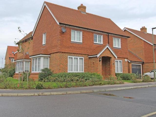 Tadworth 4 bed detached house to rent £2,800 pcm £646 pw