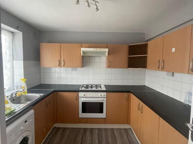 Tadworth Parade, Romford, Hornchurch. 3 bed flat to rent £2,450 pcm £565 pw