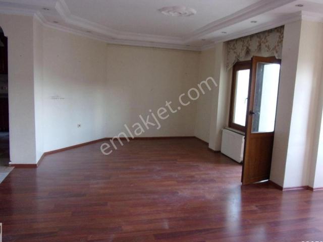 Tarabya Sanatçılar Sitesinde 4+1 225 Metrekare Satılık Triblex Daire
