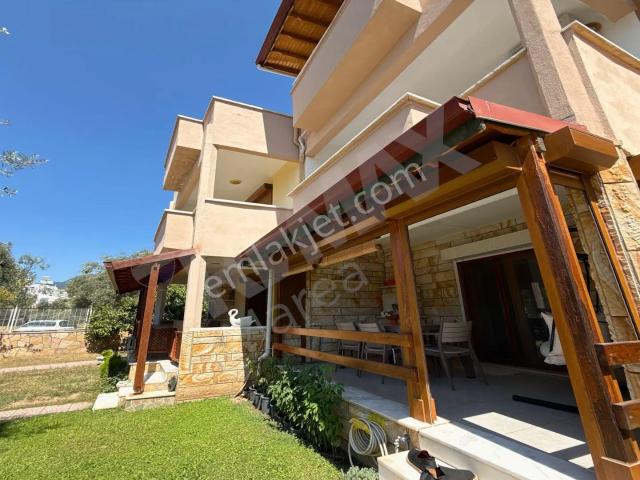 Tahtakuşlar’da Satılık Yenilenmiş, Geniş Teraslı Triplex Villa