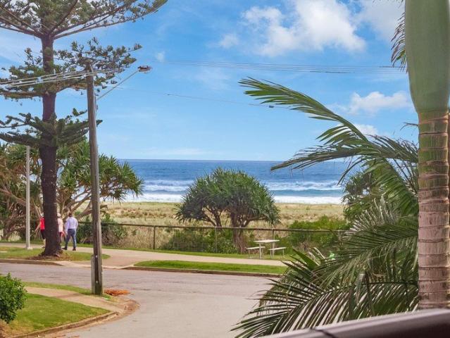 Tahitian Vibes with Bilinga Beach Views & Tropical Resort Ambience