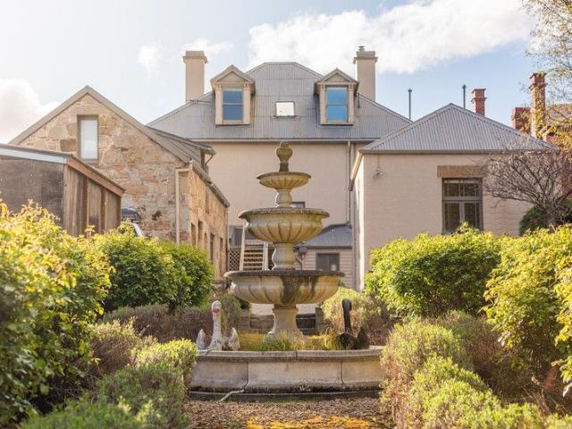 Talune an iconic sandstone residence on the CBD fringe