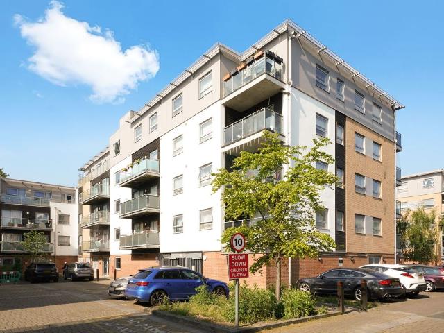 Talbot Close, Oak Lodge Talbot Close CR4, 1 bed flat to rent, £1,450 pcm | PrimeLocation
