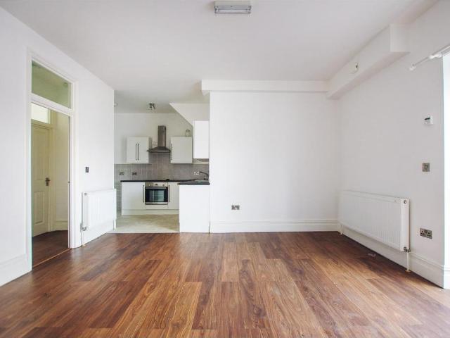 Talbot Street, Maesteg, CF34 2 bed flat to rent £700 pcm £162 pw
