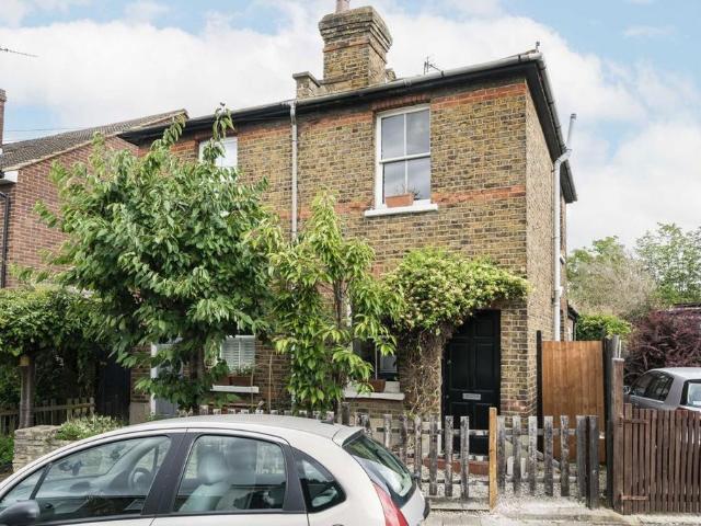Talbot Road, Twickenham TW2 2 bed house to rent £2,495 pcm £576 pw