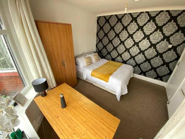 Talbot Road, Fallowfield, M14 4 bed semi detached house to rent £2,149 pcm £496 pw