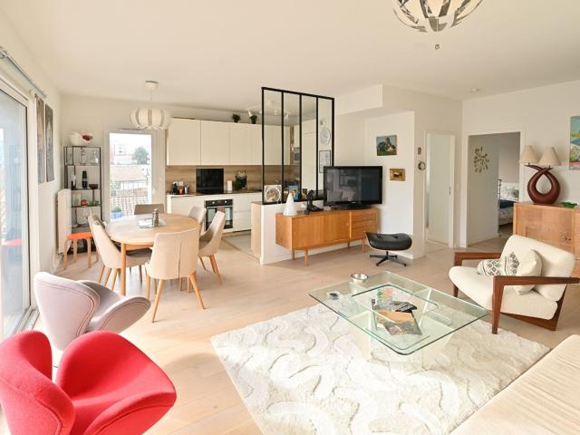 TALENCE MEDOQUINE Lumineux T4 au dernier étage Terrasse. 88m² Talence