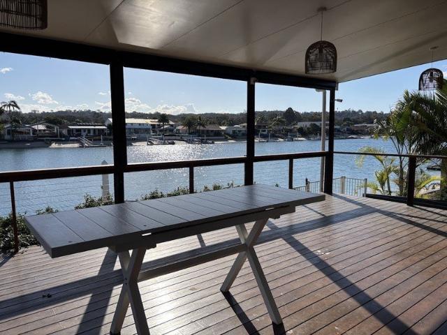 Tallebudgera magic 20 metre sandy beach, pool, deck and pontoon in fully renovated 4 bedroom home