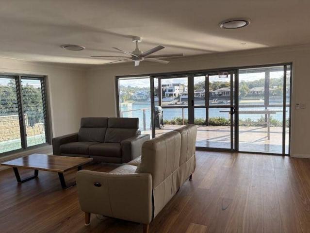 Tallebudgera magic 20 metre sandy beach, pool, deck and pontoon in fully renovated 4 bedroom home