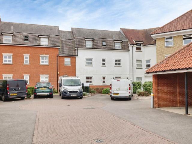 Tallow Gate, Chelmsford CM3, 2 bed flat to rent, £1,250 pcm | PrimeLocation