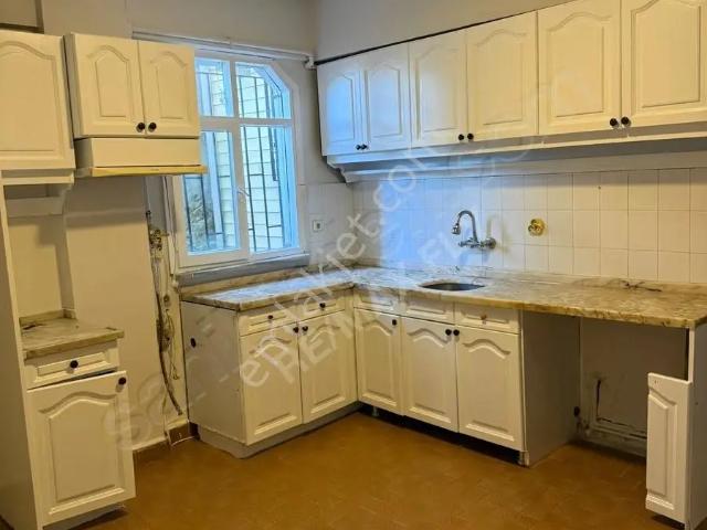 Tarabya Aydınevler'de Nezih Sokakta 2+1 Kiralık Daire