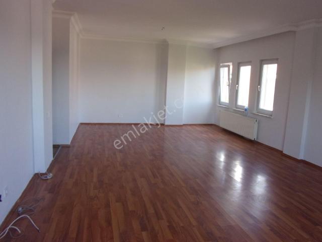 Tarabya Sanatçılar Sitesinde 3+1 140 Metrekare Boyalı Kiralık Daire