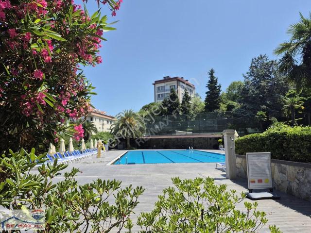 Tarabya Tunç Sitesi'nde, Havuz Manzaralı, Özel Bahçeli Daire