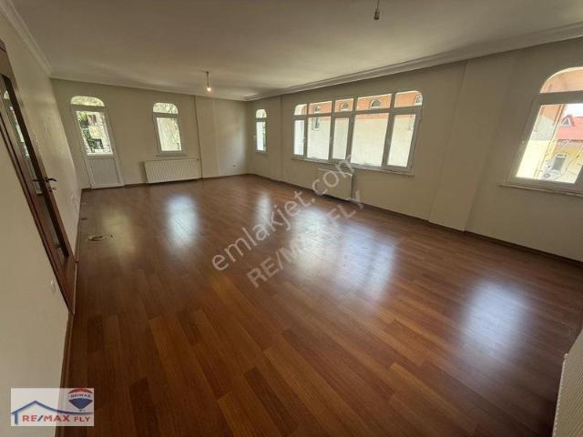 Tarabya'da, Boş 3+1 Kat İrtifaktlı Arakat Satılık Daire