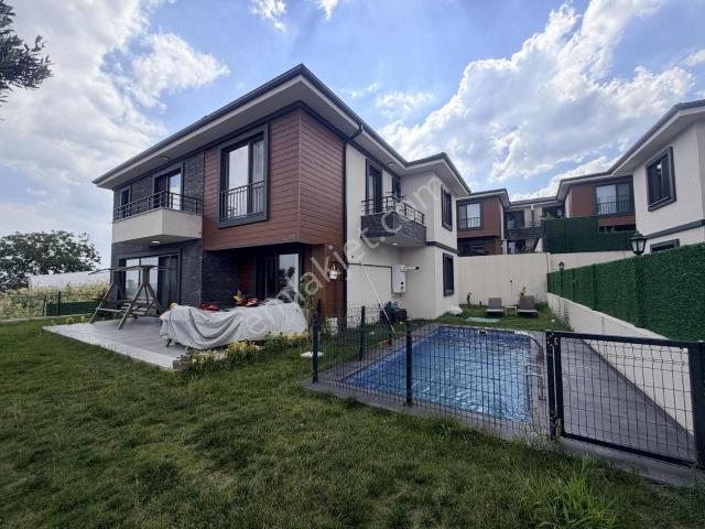 Tarcanlardan, Kabaoğlu'nda Havuzlu Ve Bahçeli 4+1 Villa 452 M2