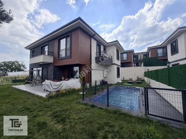Tarcanlardan, Kabaoğlu'nda Havuzlu Ve Bahçeli 4+1 Villa 452 M2