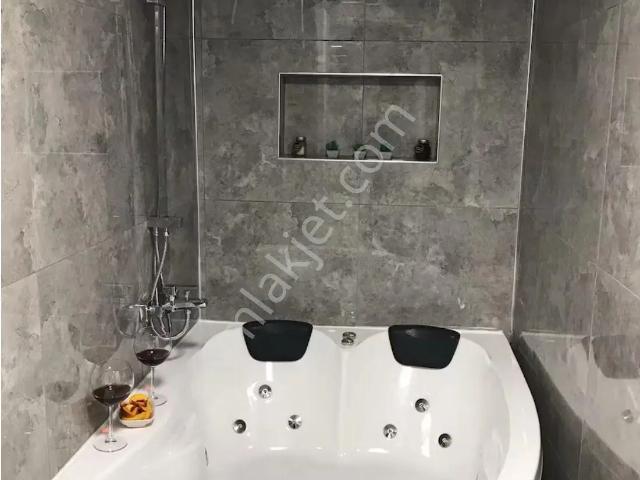 Tarihi Asansörün Yanında Eşyalı Satılık 2+1