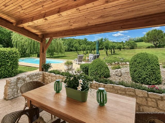TARN ET GARONNE PUYLAROQUE Maison de campagne rénovée,3 chambres, avec piscine,et dependance