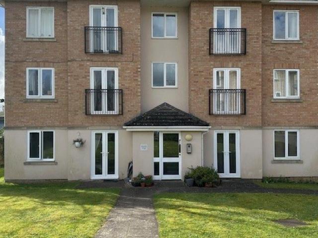 TARN HOWES CLOSE, THATCHAM RG19 2 bed flat to rent £1,250 pcm £288 pw
